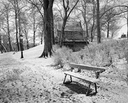 855360 Gezicht over het besneeuwde plantsoen op het bolwerk Manenburg te Utrecht; rechts het huis Wijde Doelen 31.